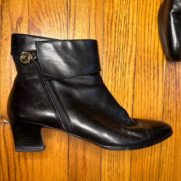 SALVATORE FERRAGAMO ITALIAN LEATHER ANKLE BOOTS WITH GANCINI BIT ZIPPER SIZE 7 - Picture 5 of 16